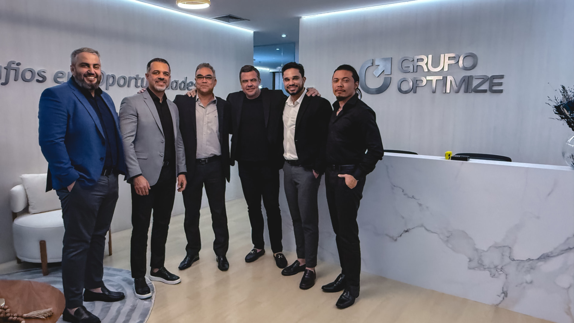 Vilmar Corrêa com a equipe do Grupo Optimize na recepção da empresa